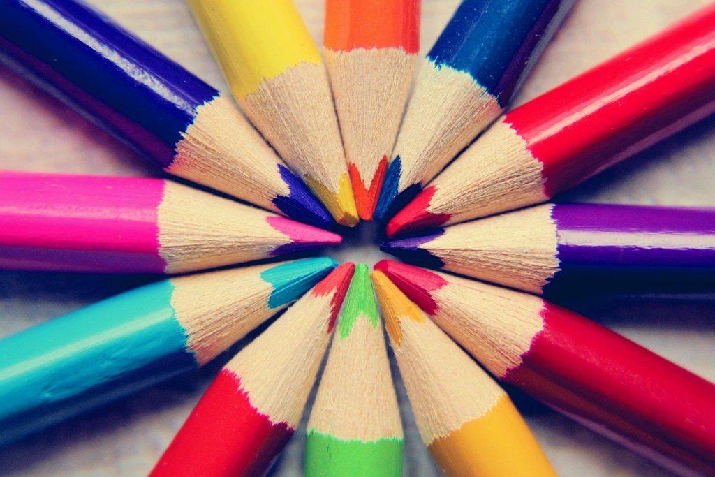 Colored Pencils Paint Heart School  - Kranich17 / Pixabay