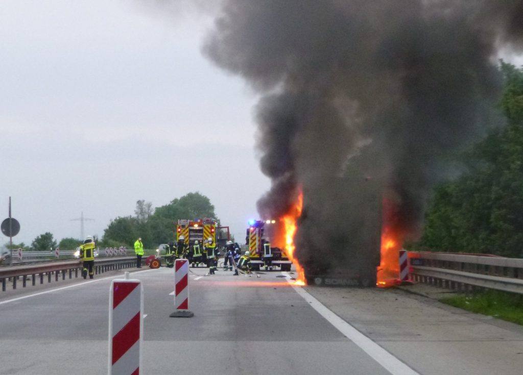 Brennender Auflieger mit Olivenbäumen