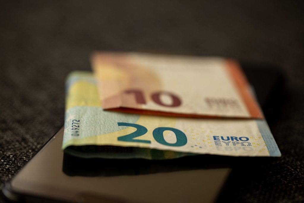 Euro Money Smart Phone Savings  - Engin_Akyurt / Pixabay