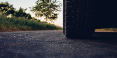 Birkenfeld: Nägel vor Reifen gelegt