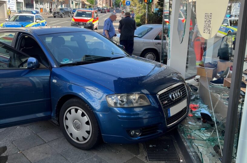 Auto kracht in Schaufenster