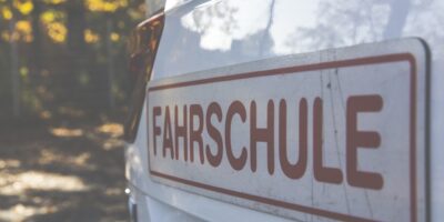 Mainz-Bingen: Crash mit Fahrschulauto