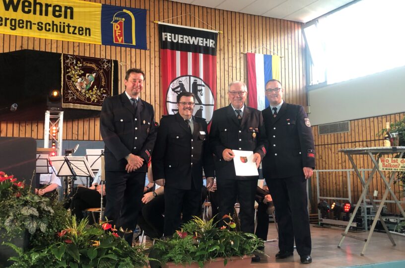 Spendenscheck zum Feuerwehr-Jubiläum