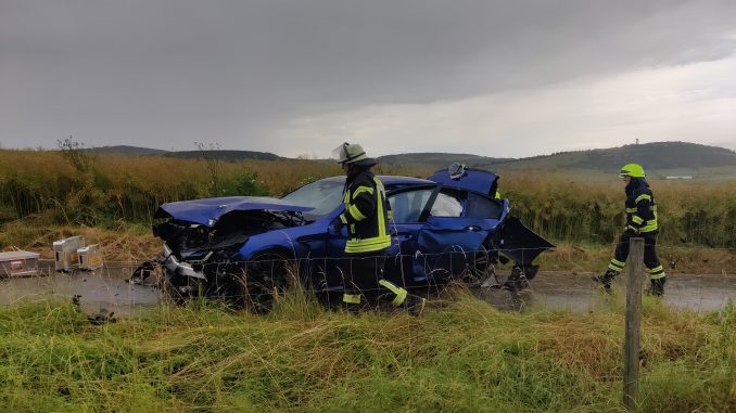 Auto zerstört bei Unfall auf B 41