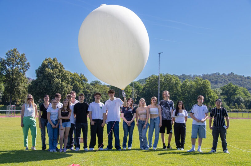 Schüler lassen Wetterballons fliegen