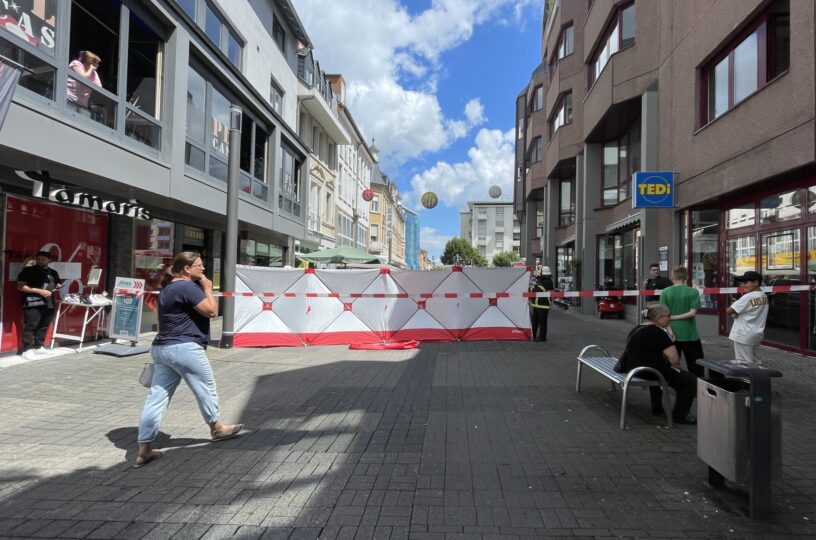 Auto-Crash in der Fußgängerzone