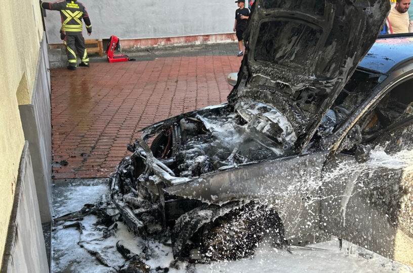 Auto brennt an Tankstelle