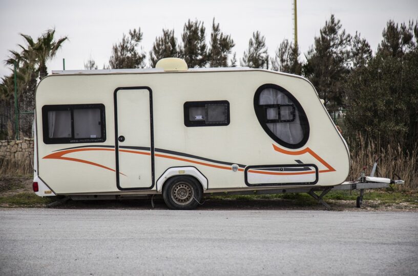 Wohnwagen löst sich auf Autobahn