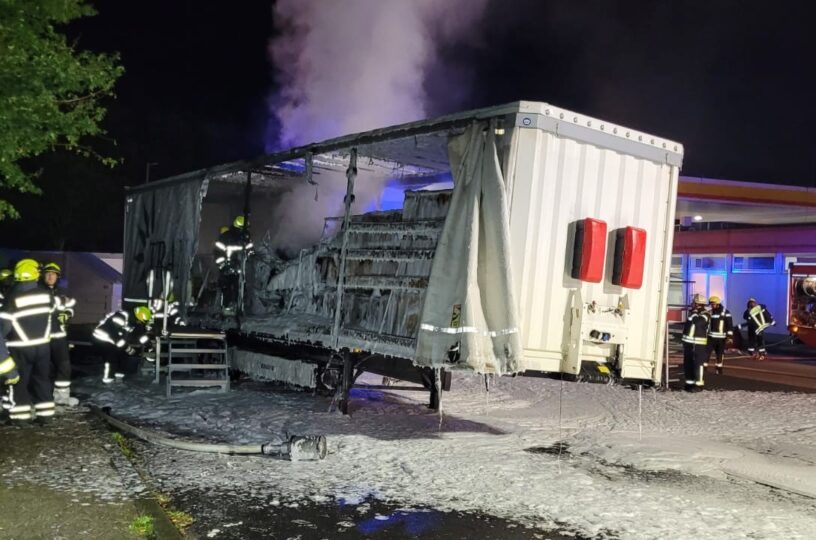 LKW brennt auf A61 bei Daxweiler