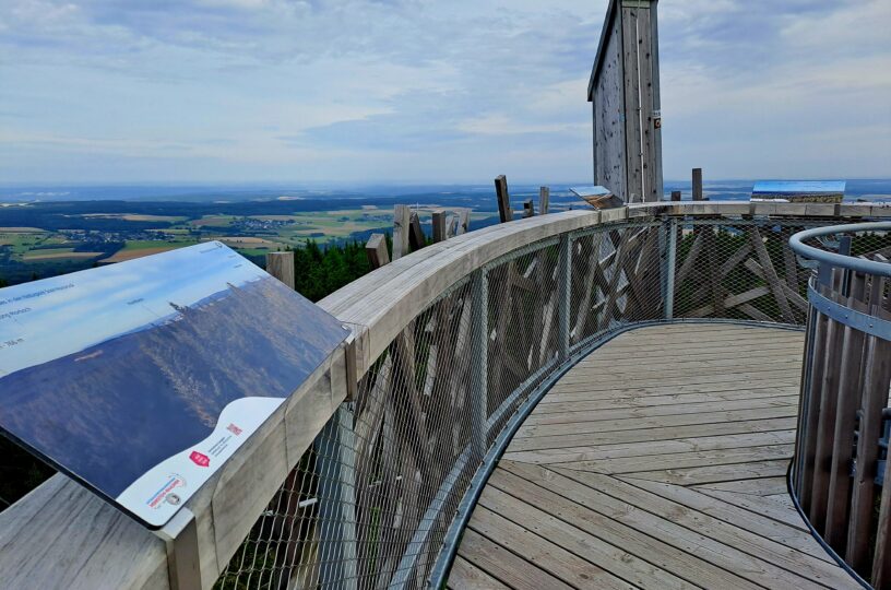 Idarkopfturm neu beschildert