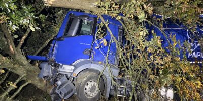 Birkenfeld: LKW fährt bei Morbach gegen Baum