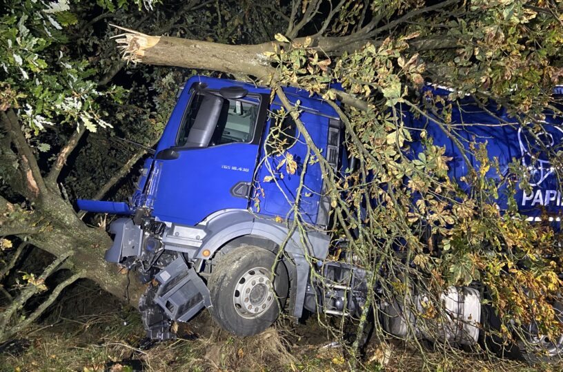 LKW fährt bei Morbach gegen Baum