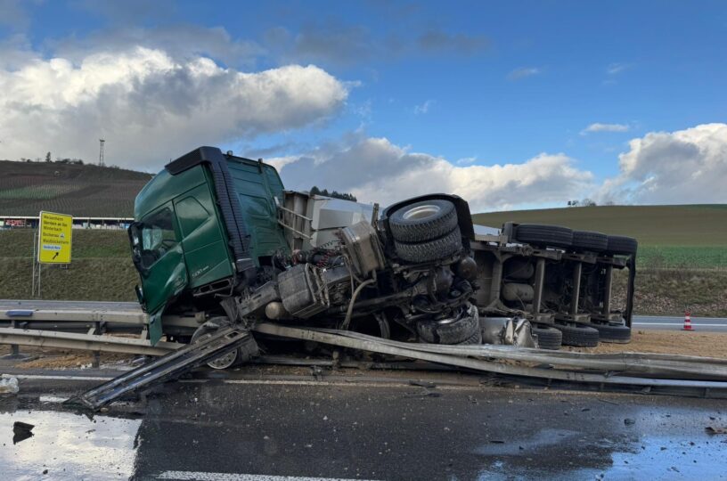 LKW Ladung kippt auf B41