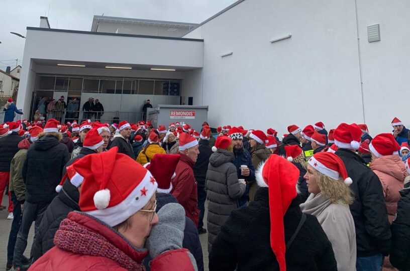 Über 400 Weihnachtsmänner singen für Kindergarten