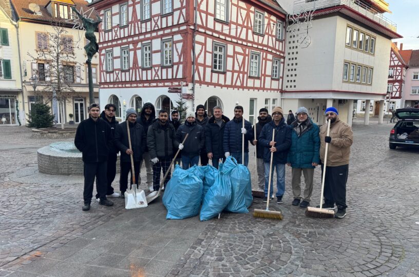 Freiwillige Helfer beseitigen Silvestermüll