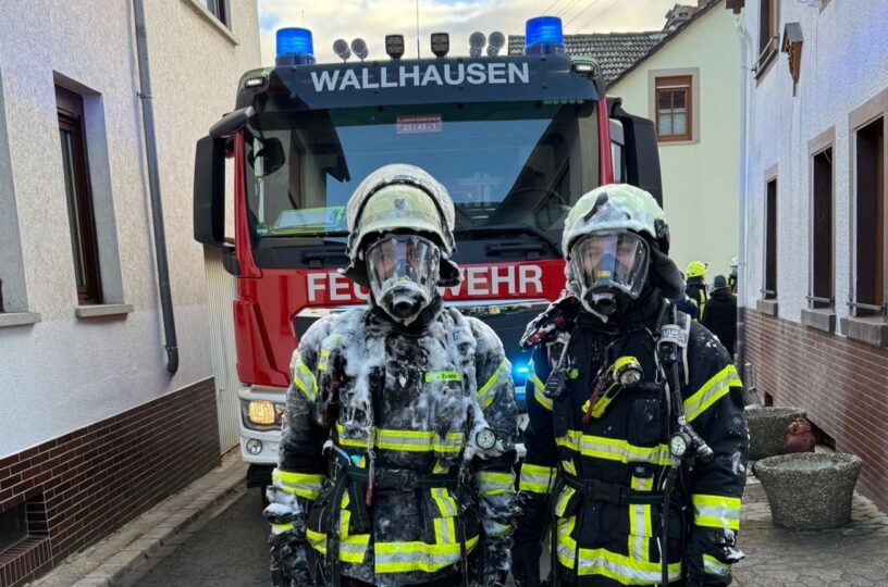 70 Feuerwehrleute bei der Brandbekämpfung in Wallhausen