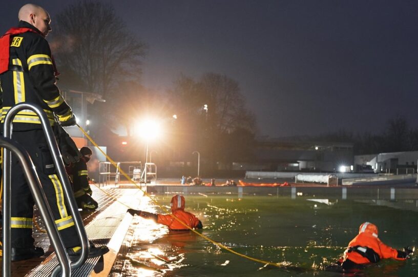 Feuerwehr übt Eisrettung im Wartbergbad