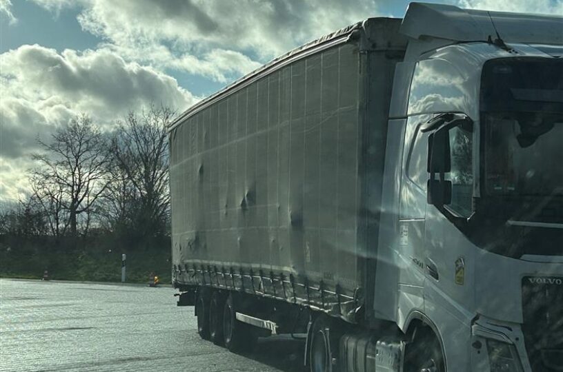 LKW fährt in Schieflage über A61