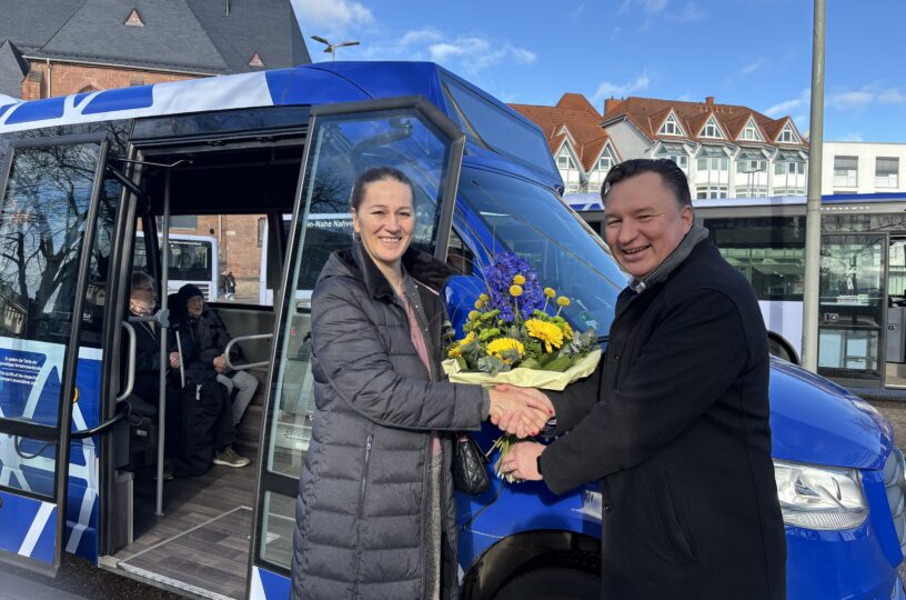 15.555 Nutzerin der Buslinie Kurti erhält Blumenstrauß