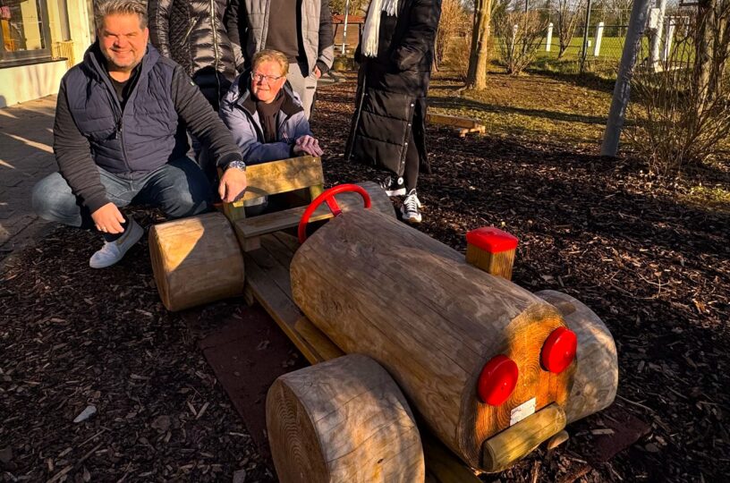 Weinsheimer Kindergartenkinder erhalten neuen Holztraktor