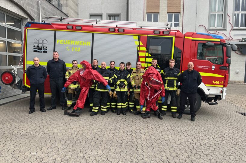 Feuerwehrleute absolvieren Lehrgang für Chemikalienschutzanzüge