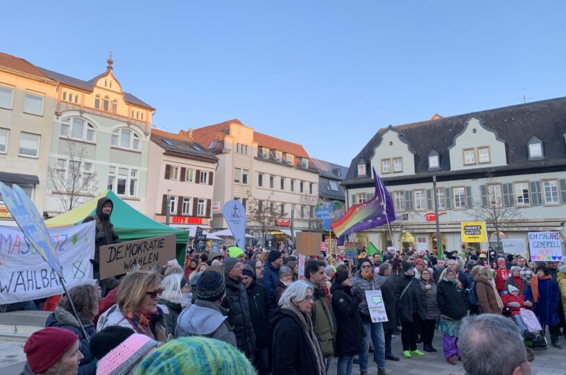 Über 500 Menschen bei Demonstration auf dem Kornmarkt