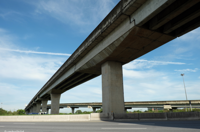 Schock für LKW-Fahrer auf A61: Objekt von Brücke trifft Zugmaschine