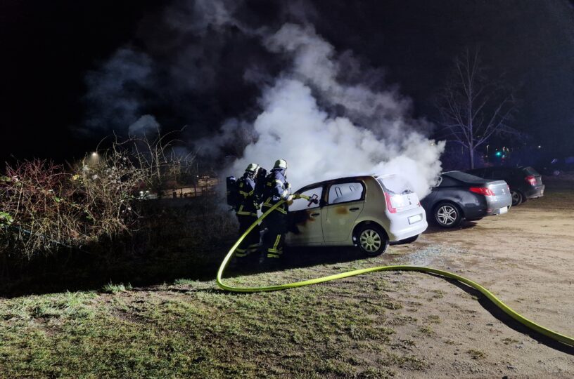 Fahrzeugbrand auf Campingplatzparkplatz an der Alsenz