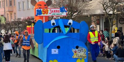 Birkenfeld: Rosenmontagszug 2025 in Idar-Oberstein: Ein buntes Spektakel bei strahlendem Sonnenschein