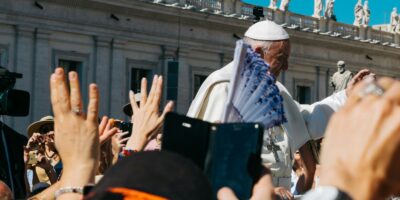 Pope surrounded with people during daytime